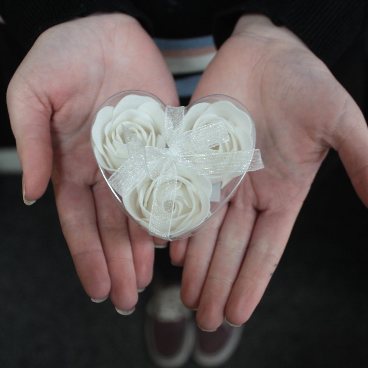 Lot de 3 fleurs de savon dans une boîte en forme de cœur - roses blanches