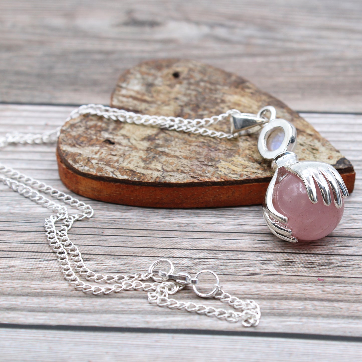 Pendentif « Mains de guérison » en pierre précieuse – Quartz rose
