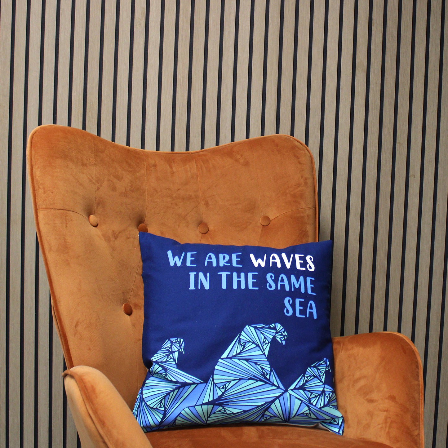 Housse de coussin en coton imprimé - We Are Waves - Gris, bleu et naturel