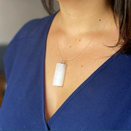 Pendentif en sélénite naturelle