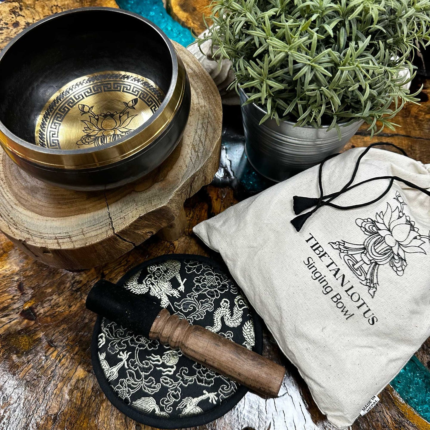 Coffret cadeau de bols chantants tibétains martelés et gravés à la main - 14 cm - Fleur de lotus