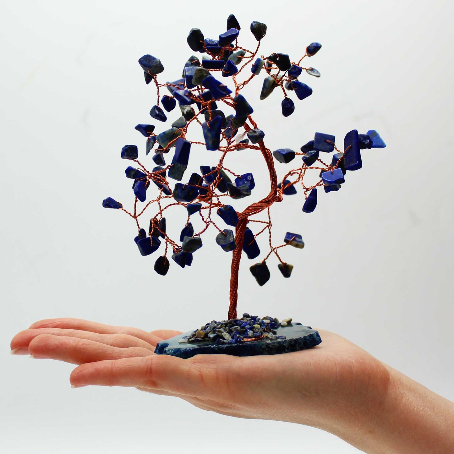 Grand arbre à pierres précieuses : Sodalite sur base d'agate bleue (100 pierres)