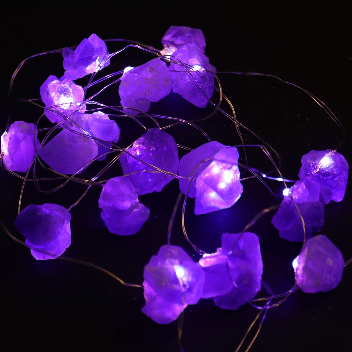 Lumières d'enchantement de pierres précieuses : améthyste