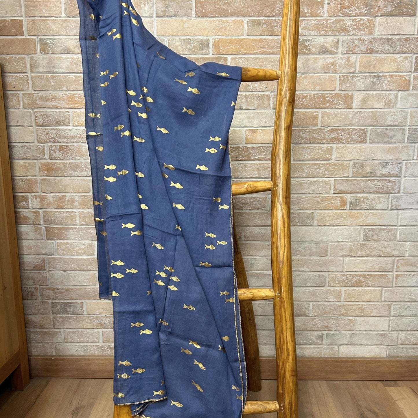 Collection Sari Nomad Méditerranéen - Sarong - Motif Poisson Bleu Marine et Or