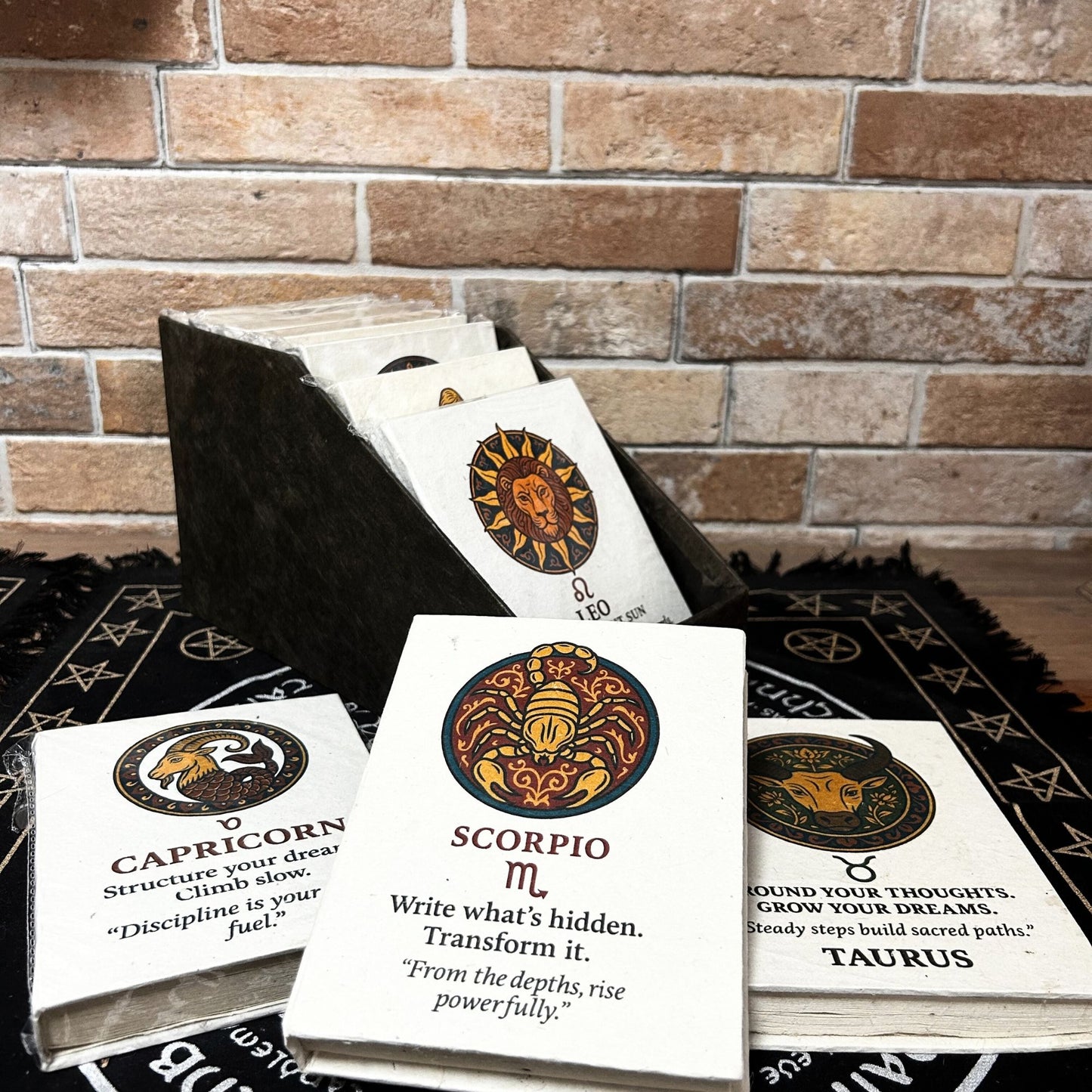 Carnets de style tibétain moyen avec signes du zodiaque - 40 feuilles (modèles assortis)