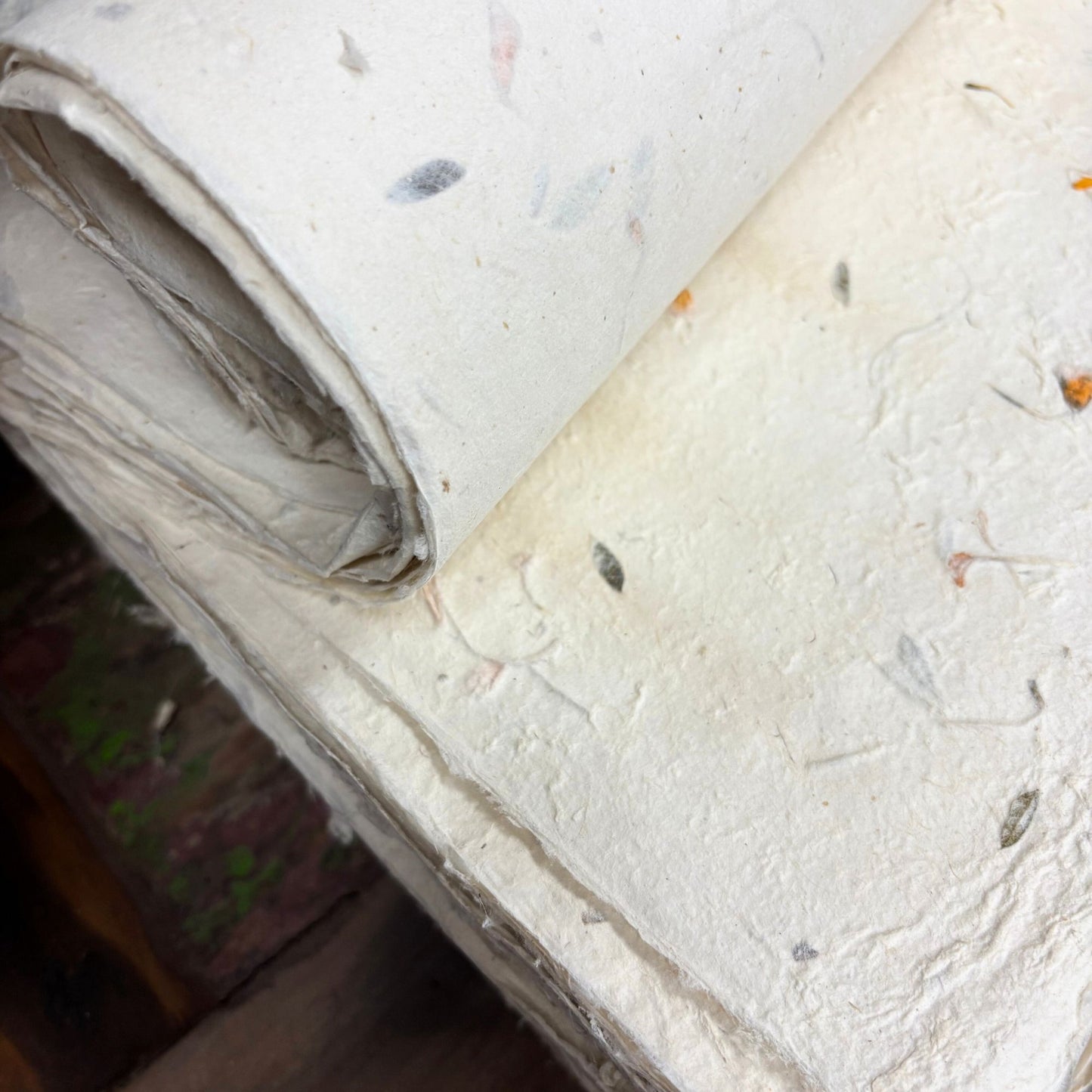 Papier cadeau fait main Lokta - Mélange floral