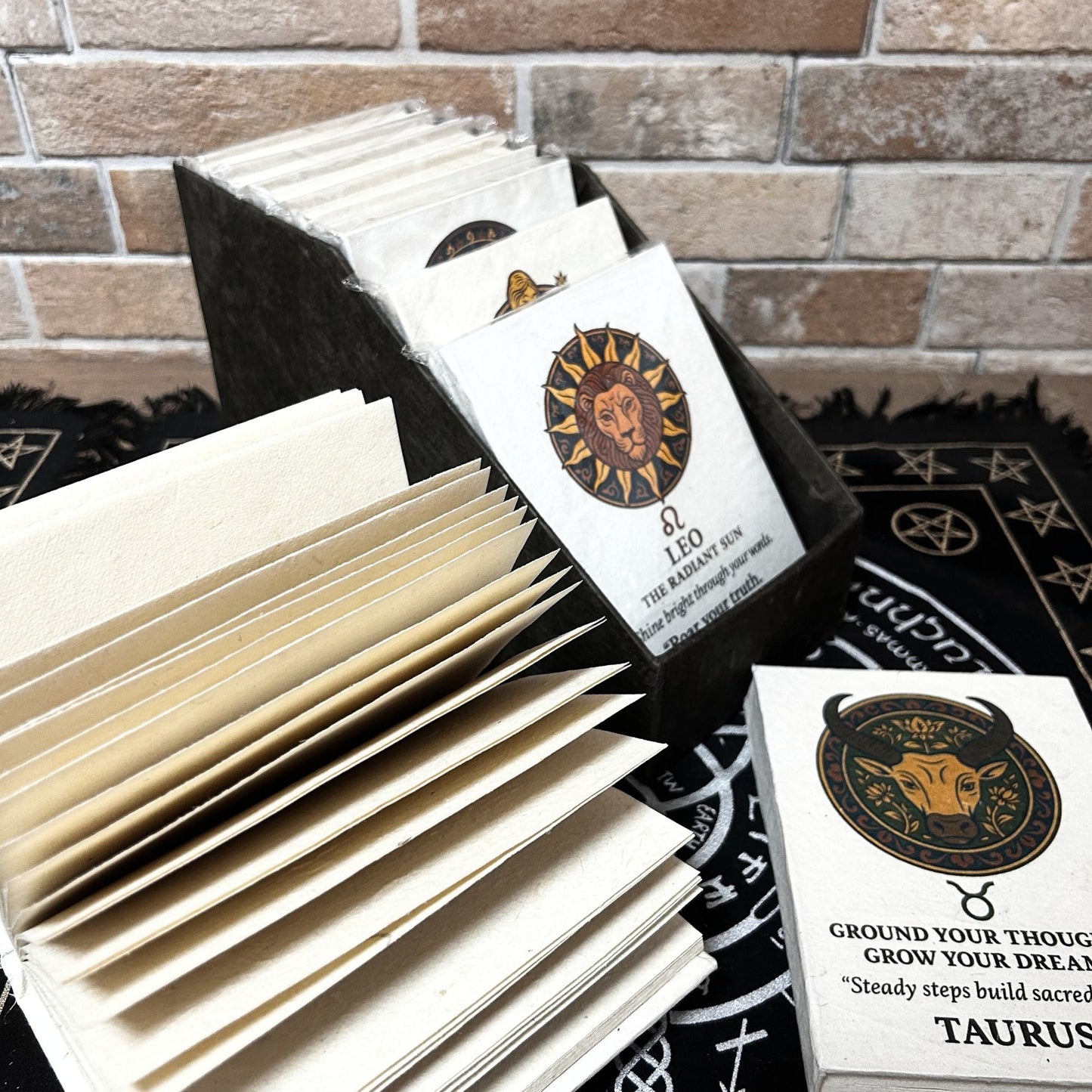 Carnets de style tibétain moyen avec signes du zodiaque - 40 feuilles (modèles assortis)