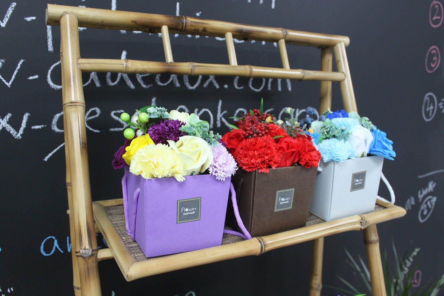 Bouquet de fleurs de savon - Roses bleues et œillets