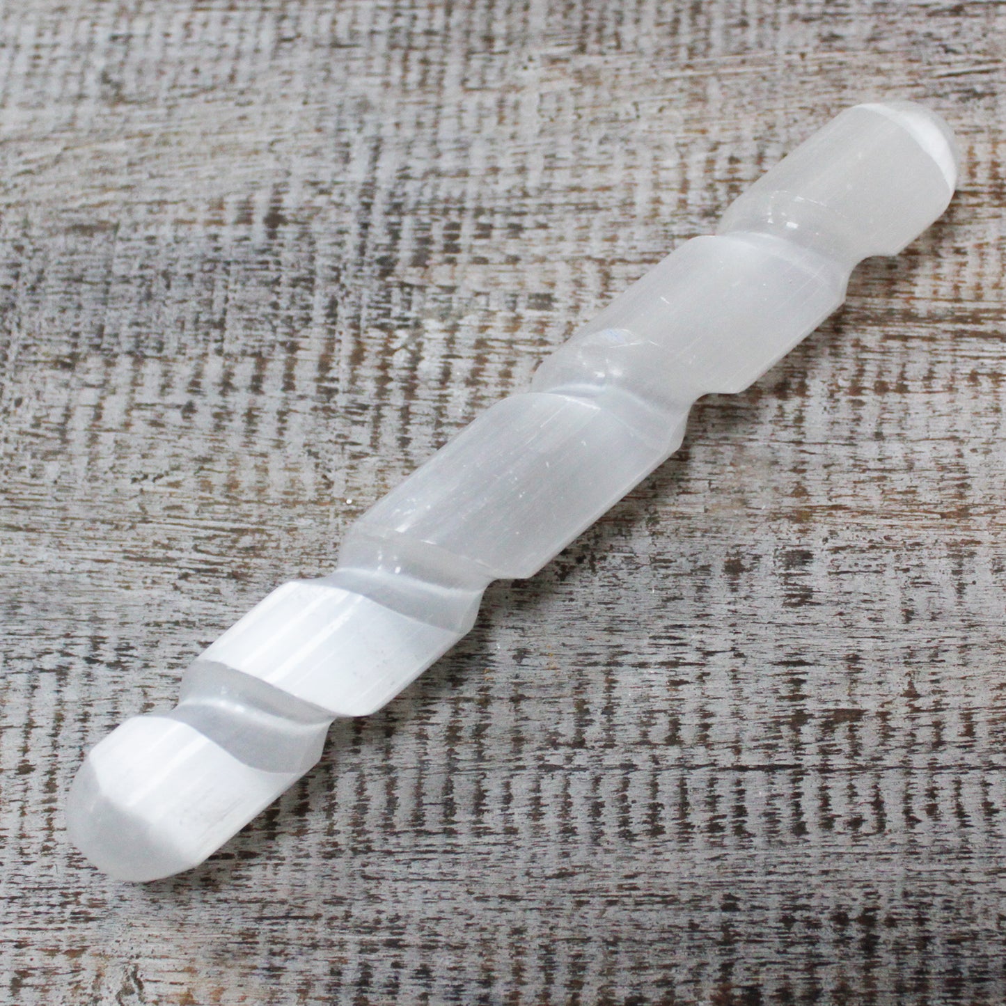 Baguette spirale en sélénite - 16 cm (les deux extrémités sont arrondies)