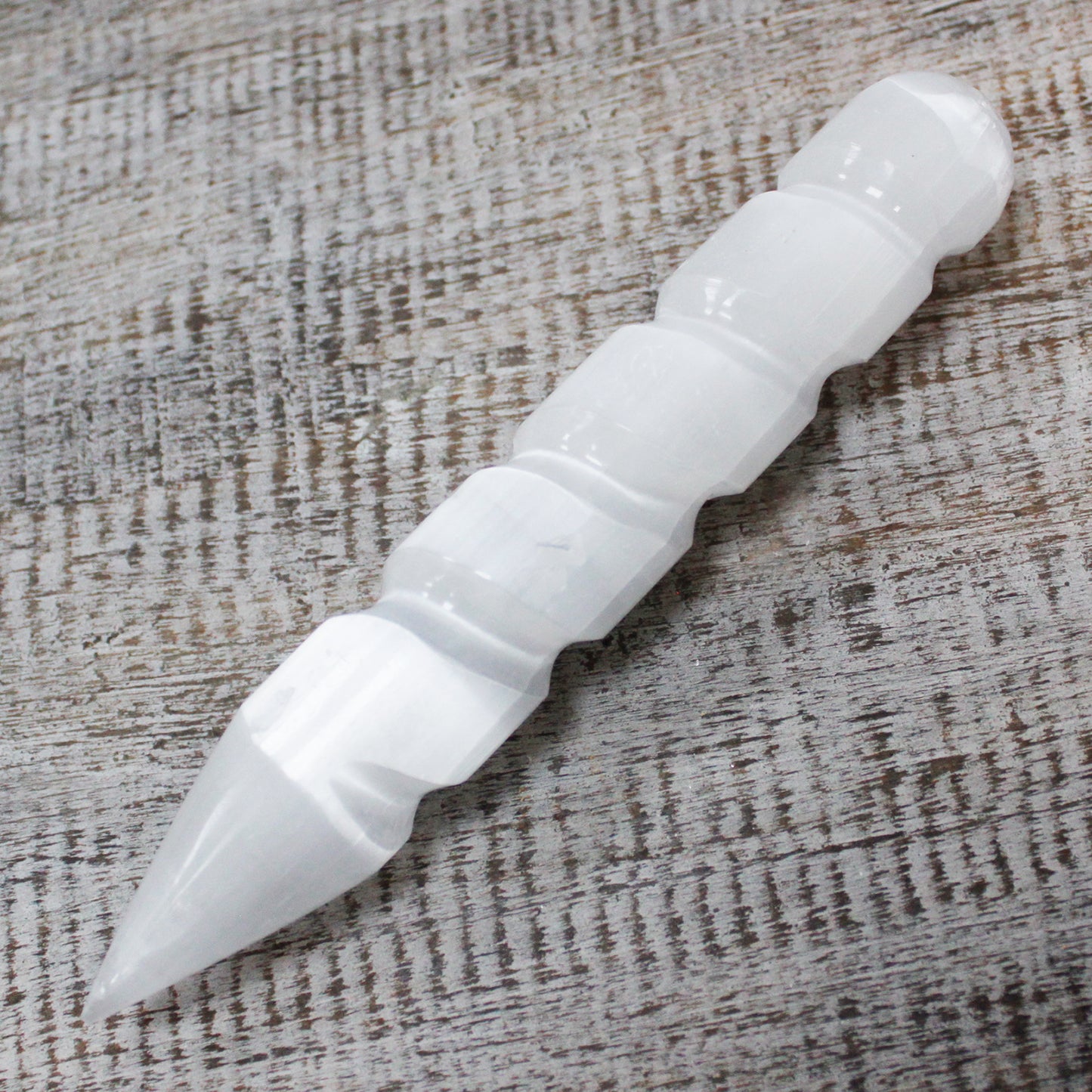 Baguette spirale en sélénite - 16 cm (les deux extrémités sont pointues)