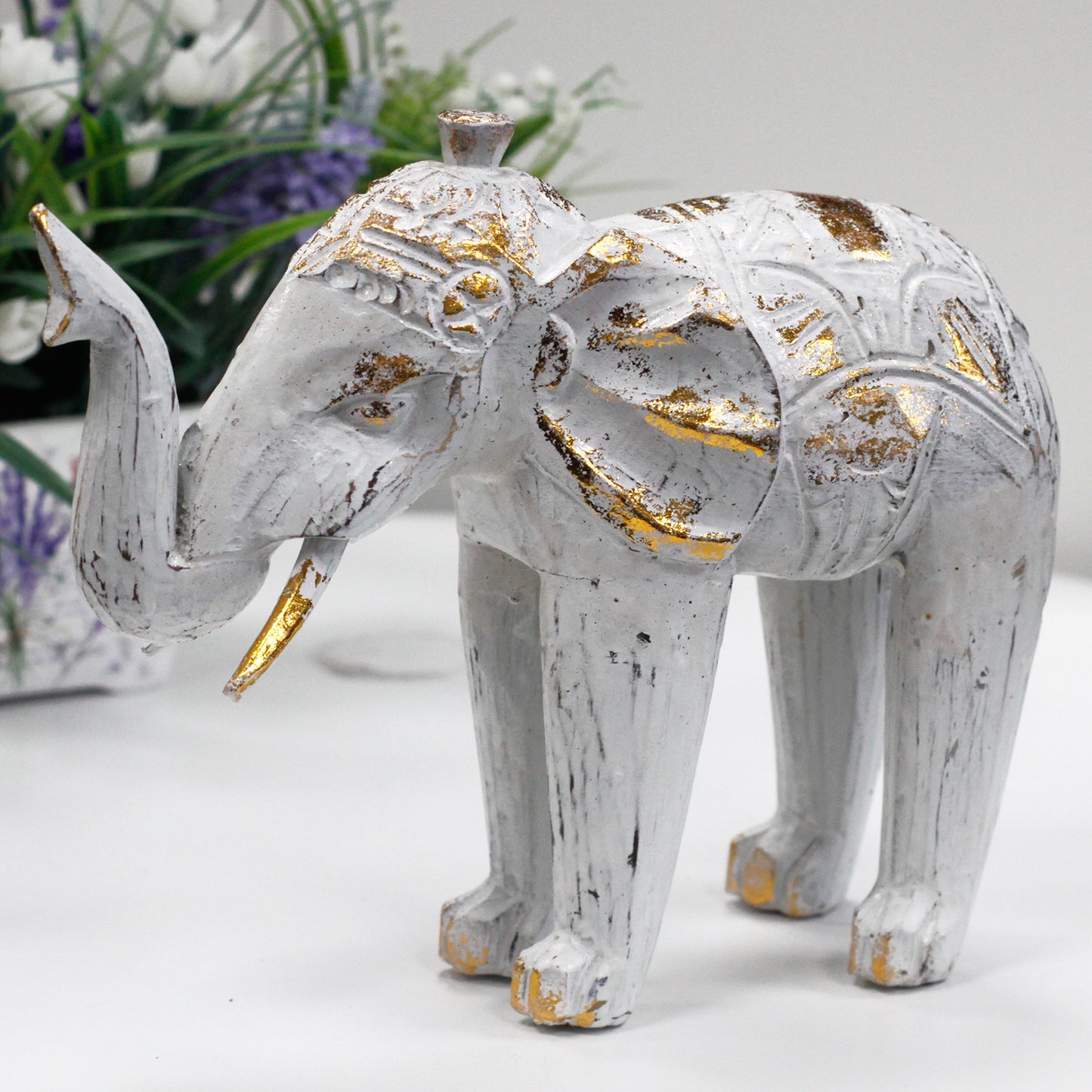 Éléphant sculpté en bois - Or blanc