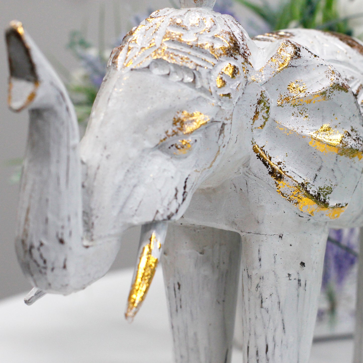 Éléphant sculpté en bois - Or blanc