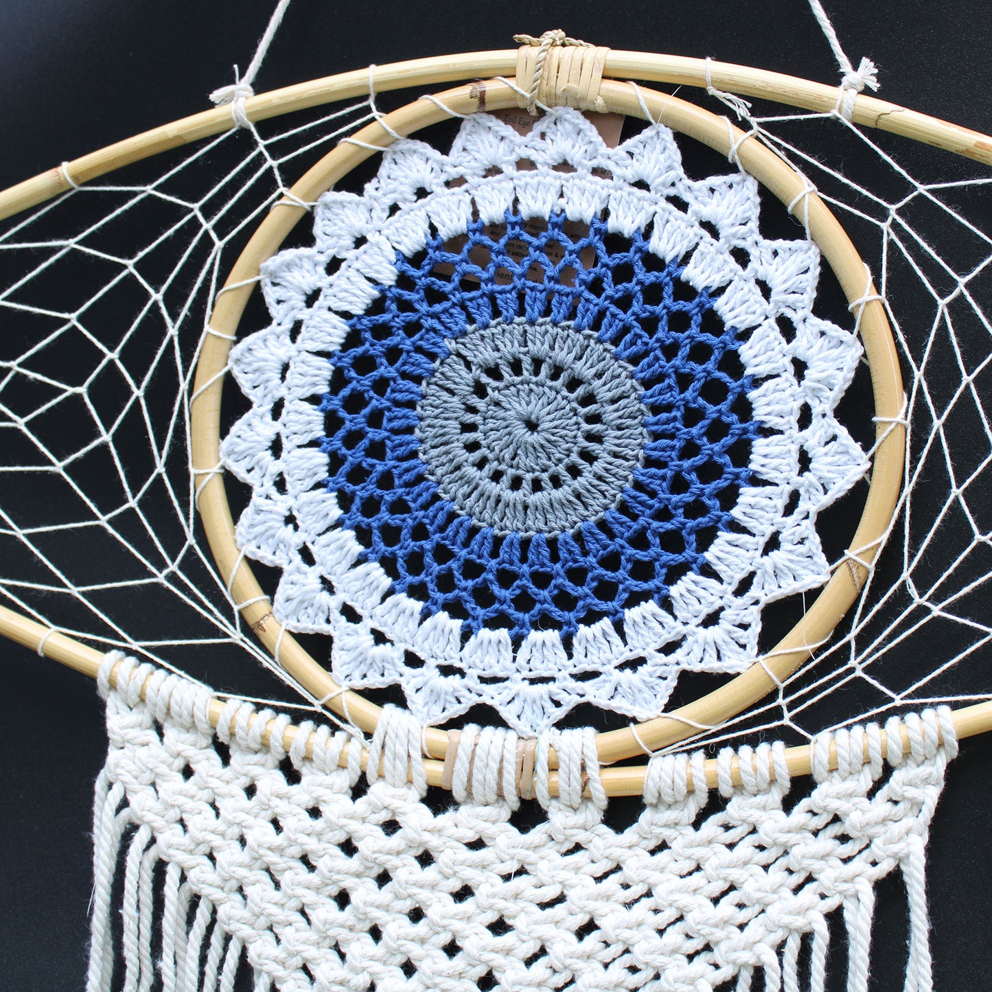 Attrape-rêves - Grand œil en macramé Blanc / Bleu / Gris