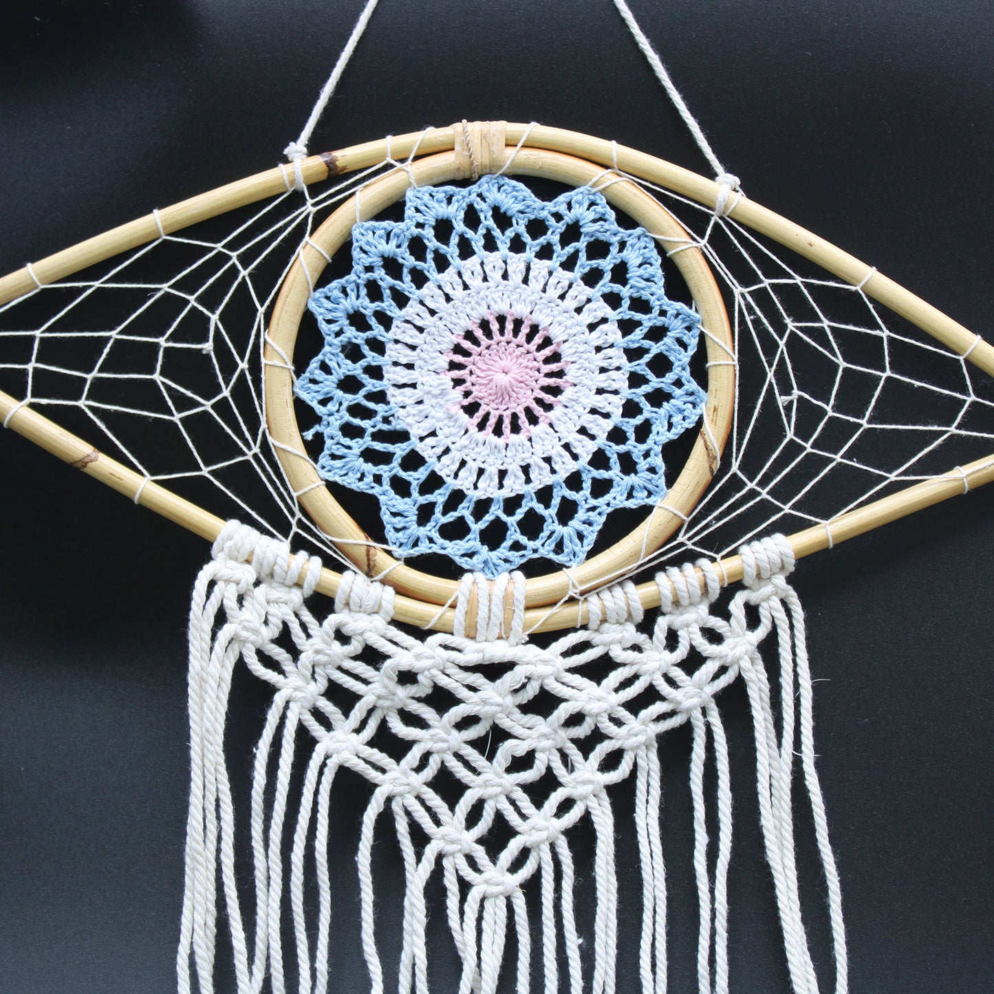Attrape-rêves - Œil macramé moyen bleu / blanc / rose