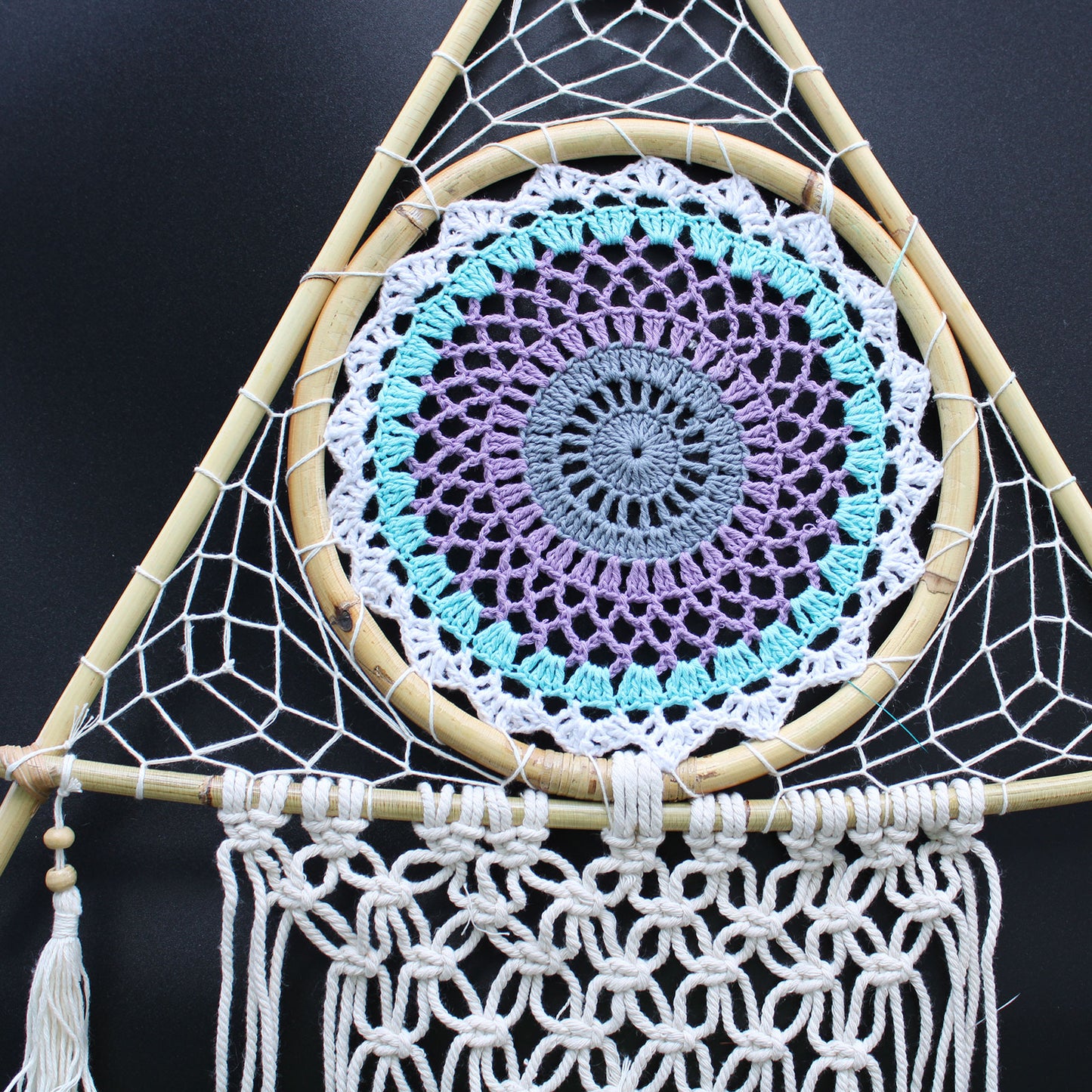 Attrape-rêves - Grande pyramide en macramé blanc/turquoise