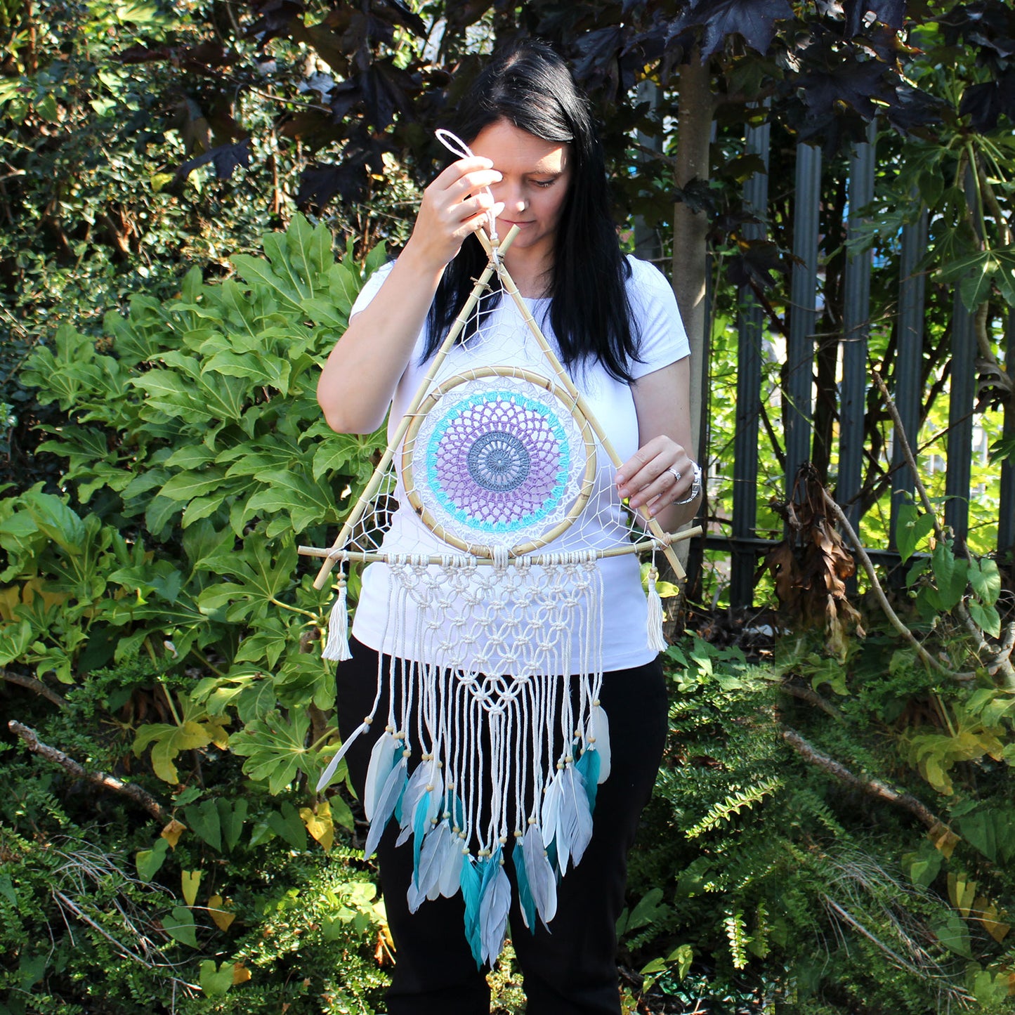 Attrape-rêves - Grande pyramide en macramé blanc/turquoise