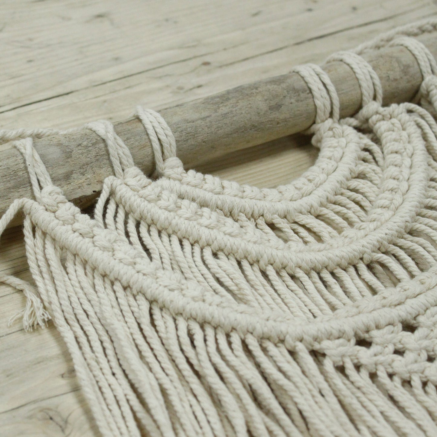Tapisserie en macramé - Trois vagues