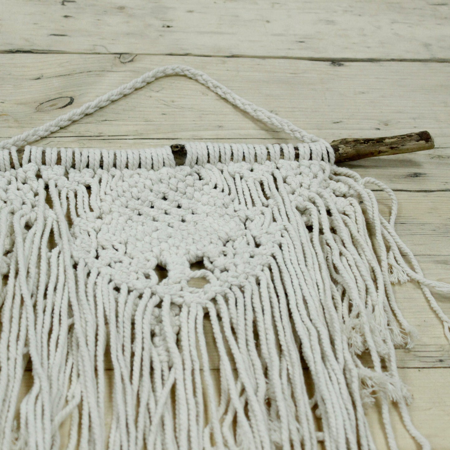 Tapisserie en macramé - Maison et cœur