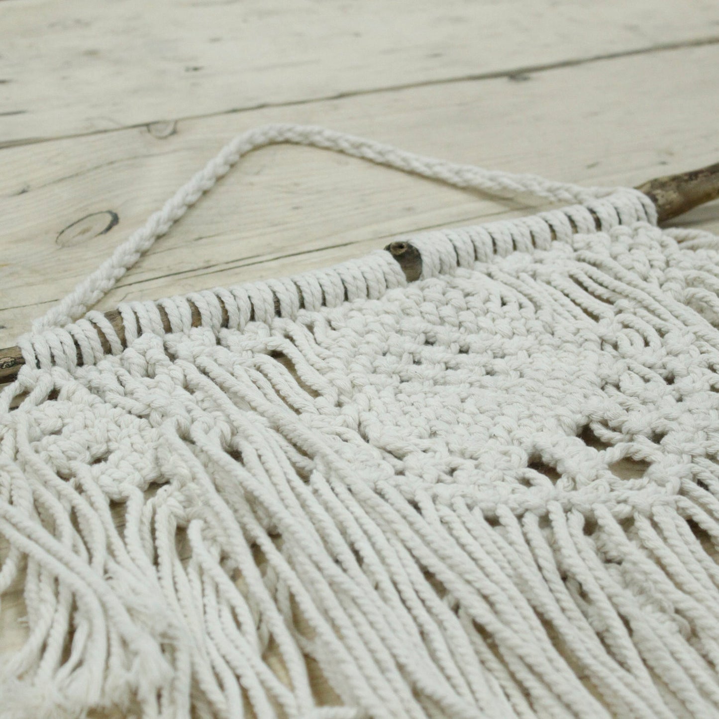Tapisserie en macramé - Maison et cœur