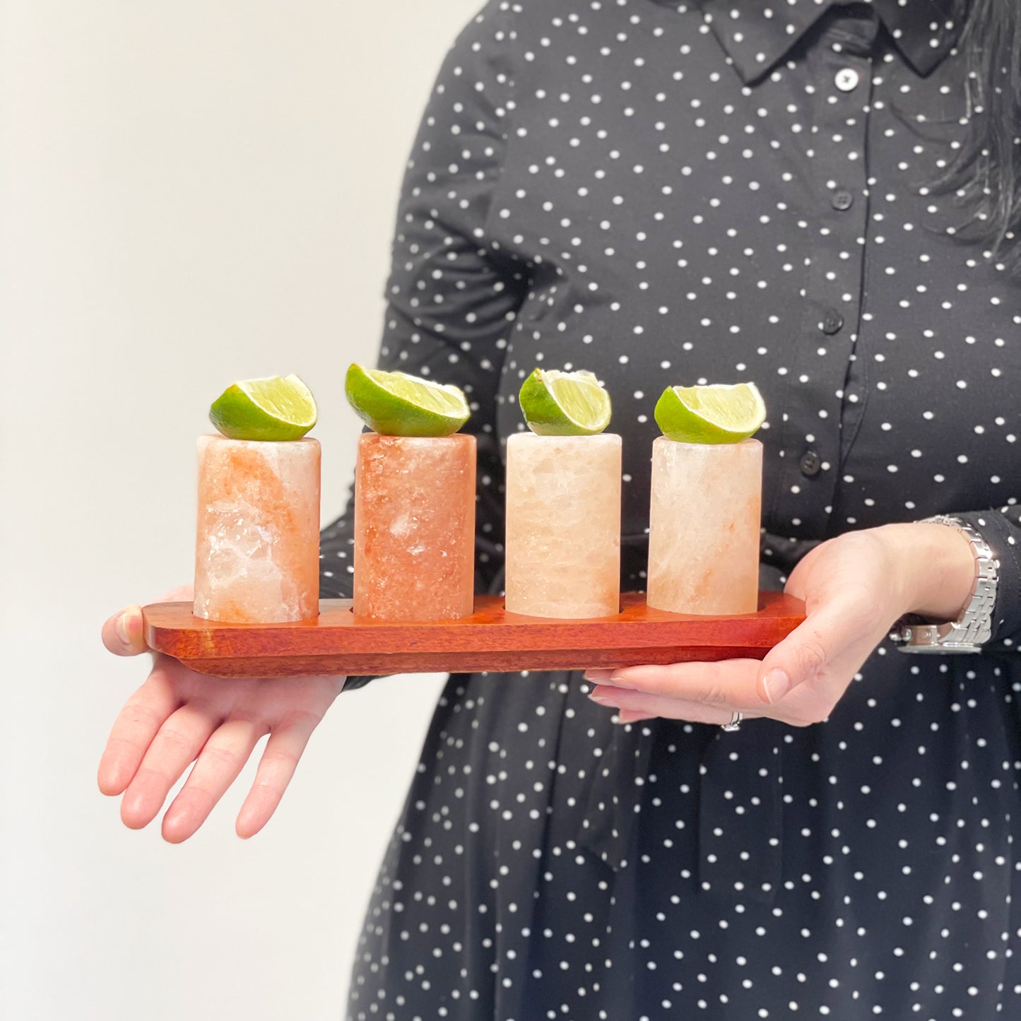 Ensemble de 4 verres à liqueur en sel de l'Himalaya et support de service en bois