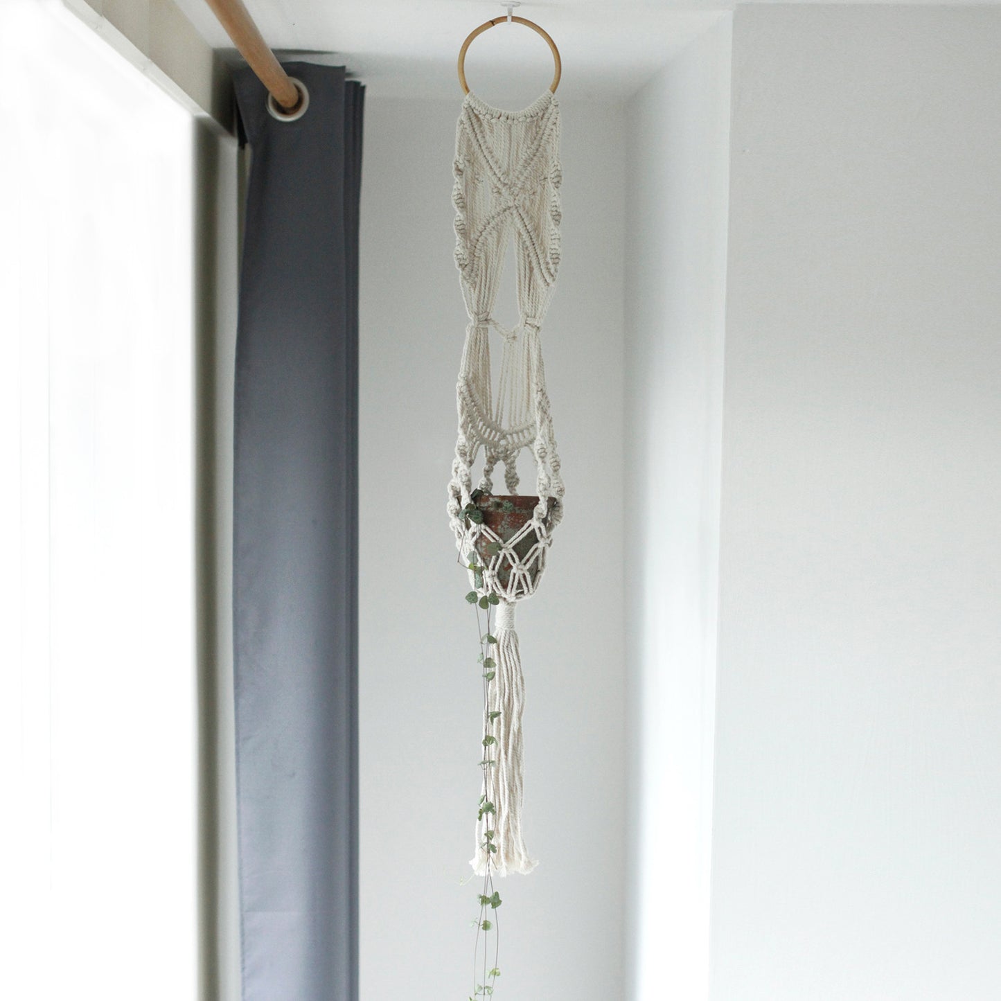 Jardinière en macramé - Longue avec anneau en rotin