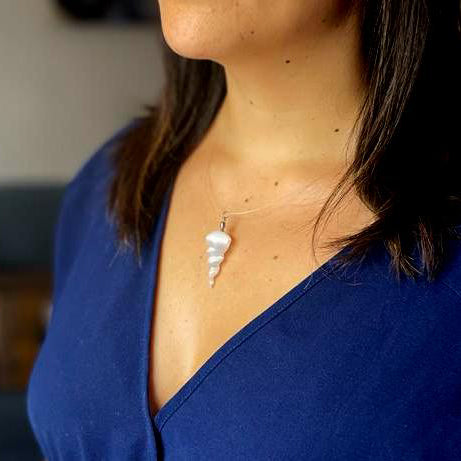 Pendentif spirale en sélénite