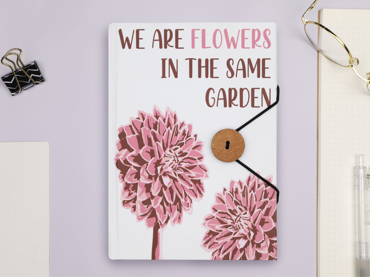 Petit carnet avec sangle - Fleurs dans le même jardin