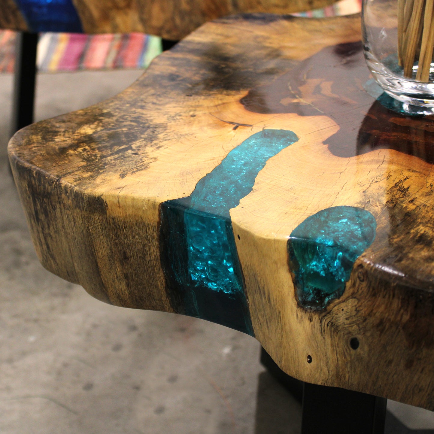 Table basse en tamarin et résine - Eau
