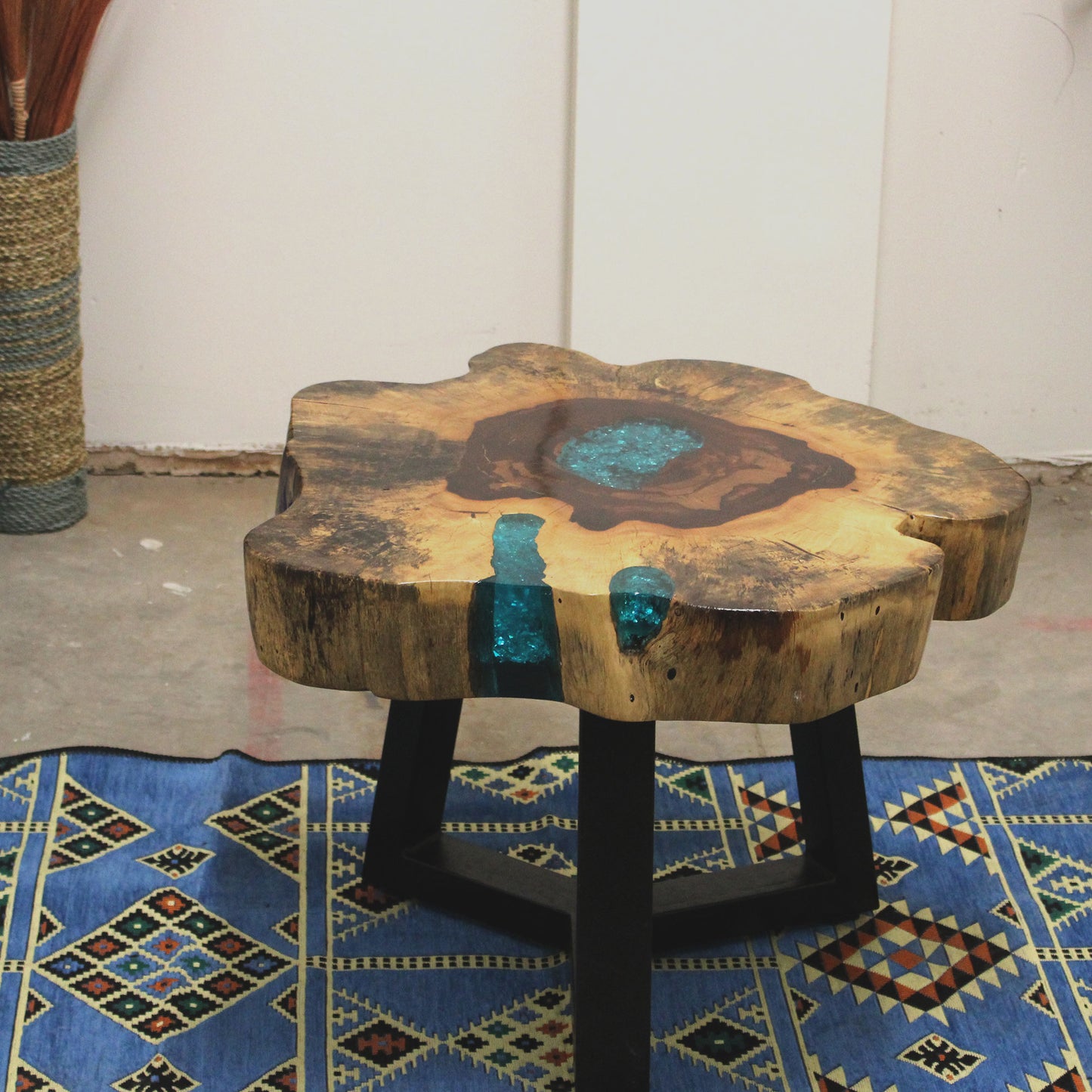 Table basse en tamarin et résine - Eau