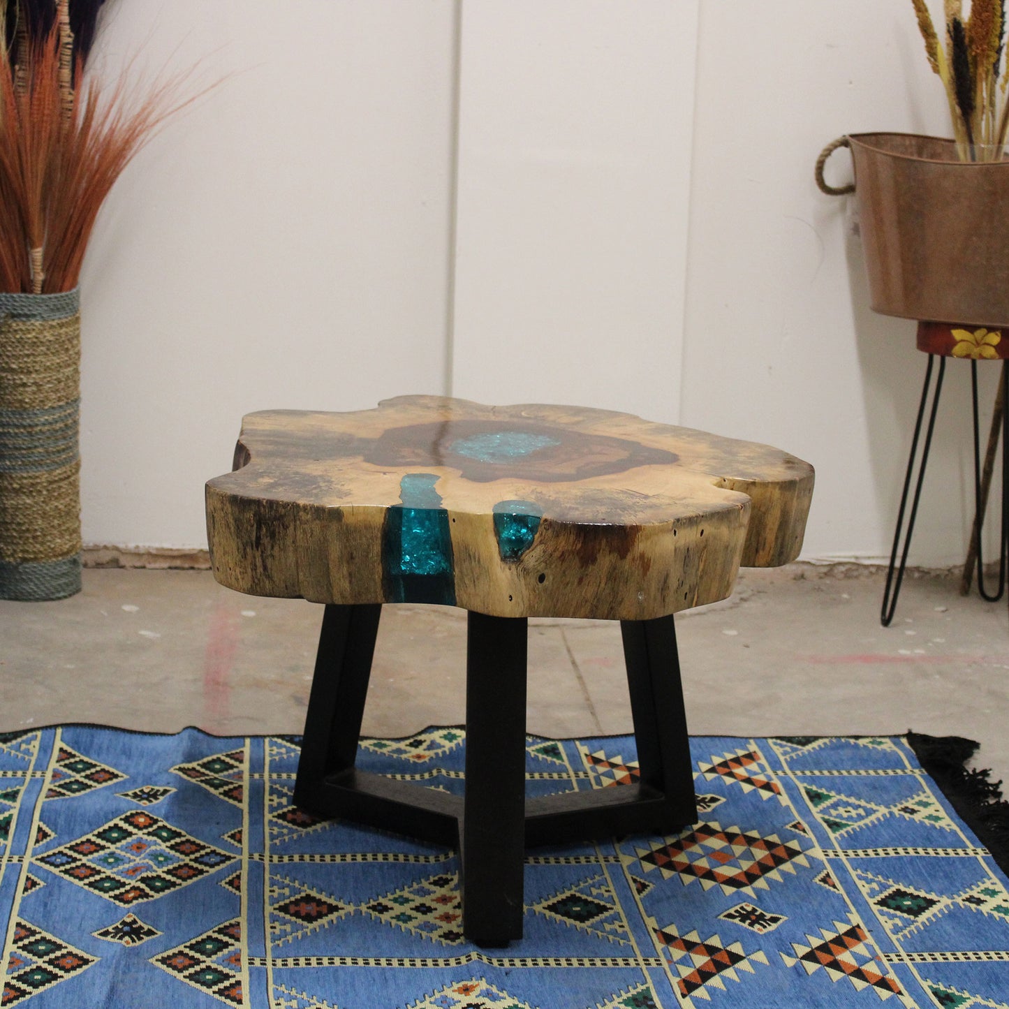 Table basse en tamarin et résine - Eau