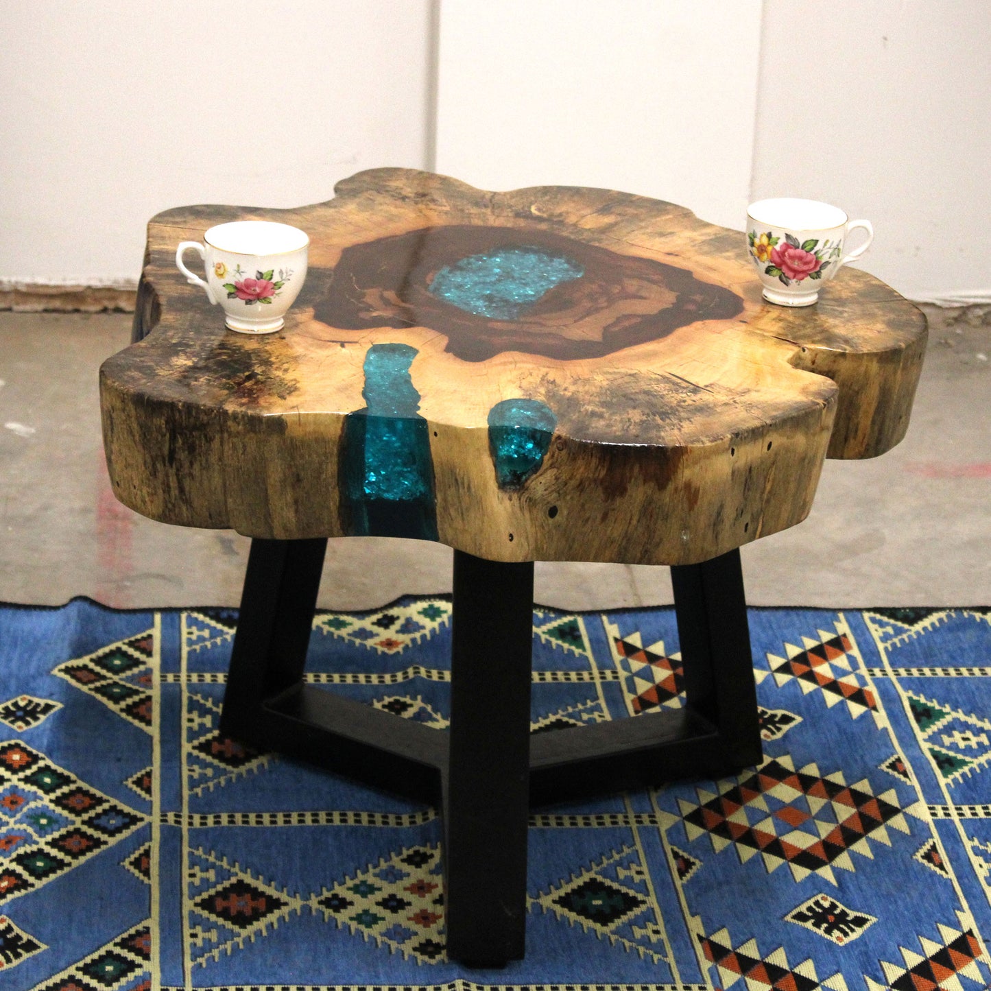 Table basse en tamarin et résine - Eau
