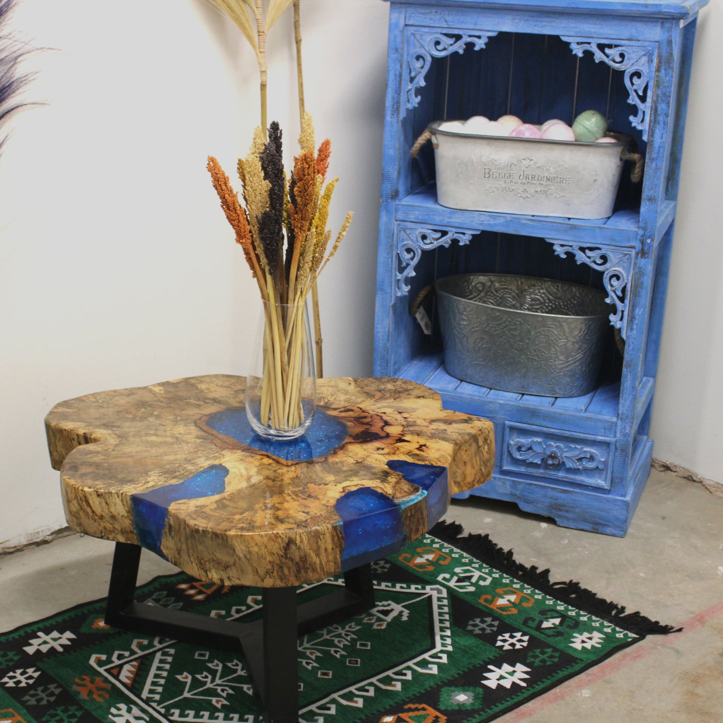Table basse en tamarin et résine - Bleu ciel