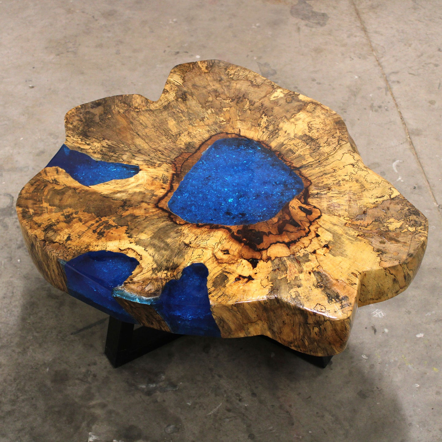 Table basse en tamarin et résine - Bleu ciel
