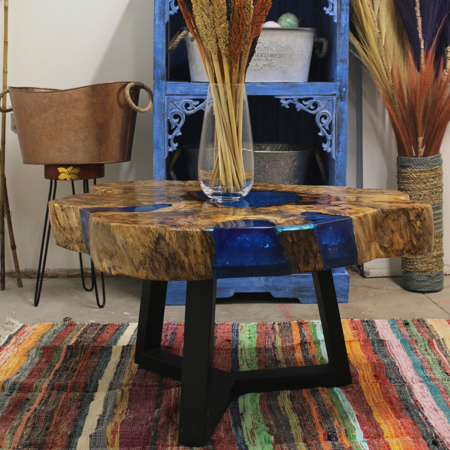Table basse en tamarin et résine - Bleu ciel