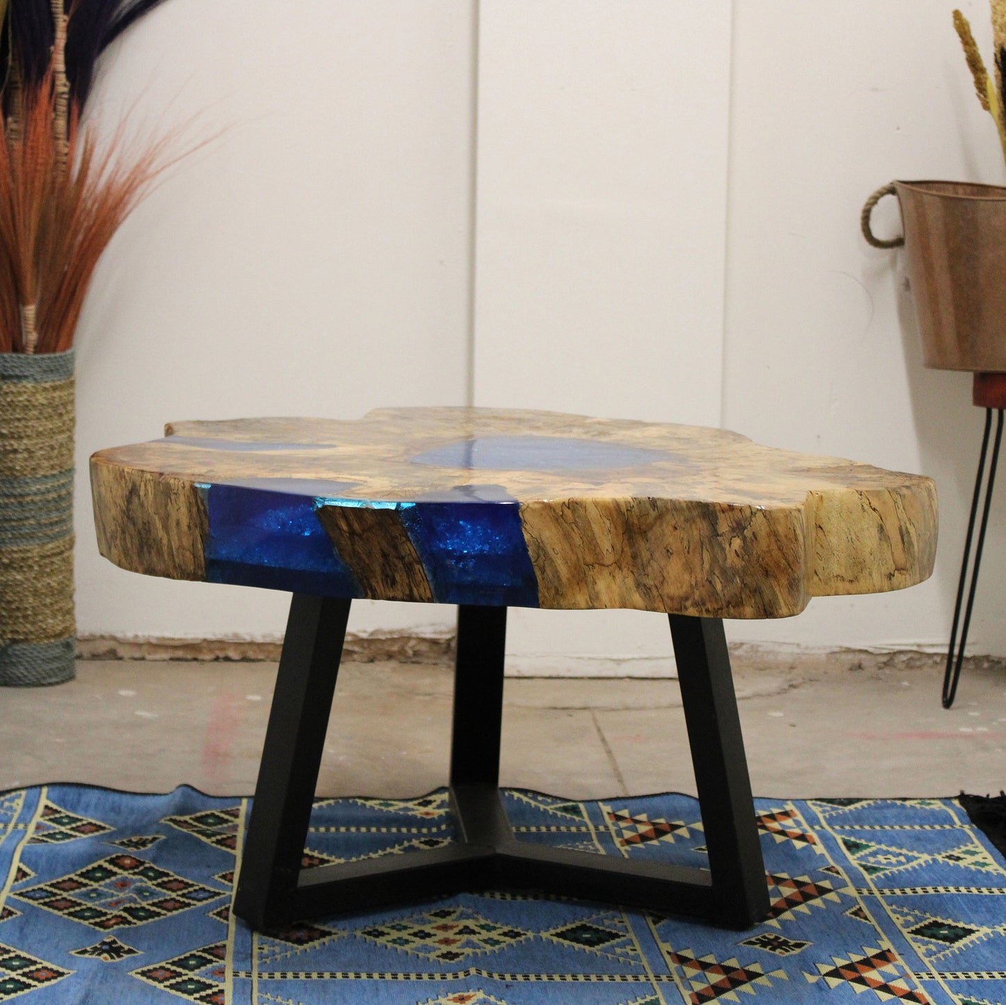 Table basse en tamarin et résine - Bleu ciel