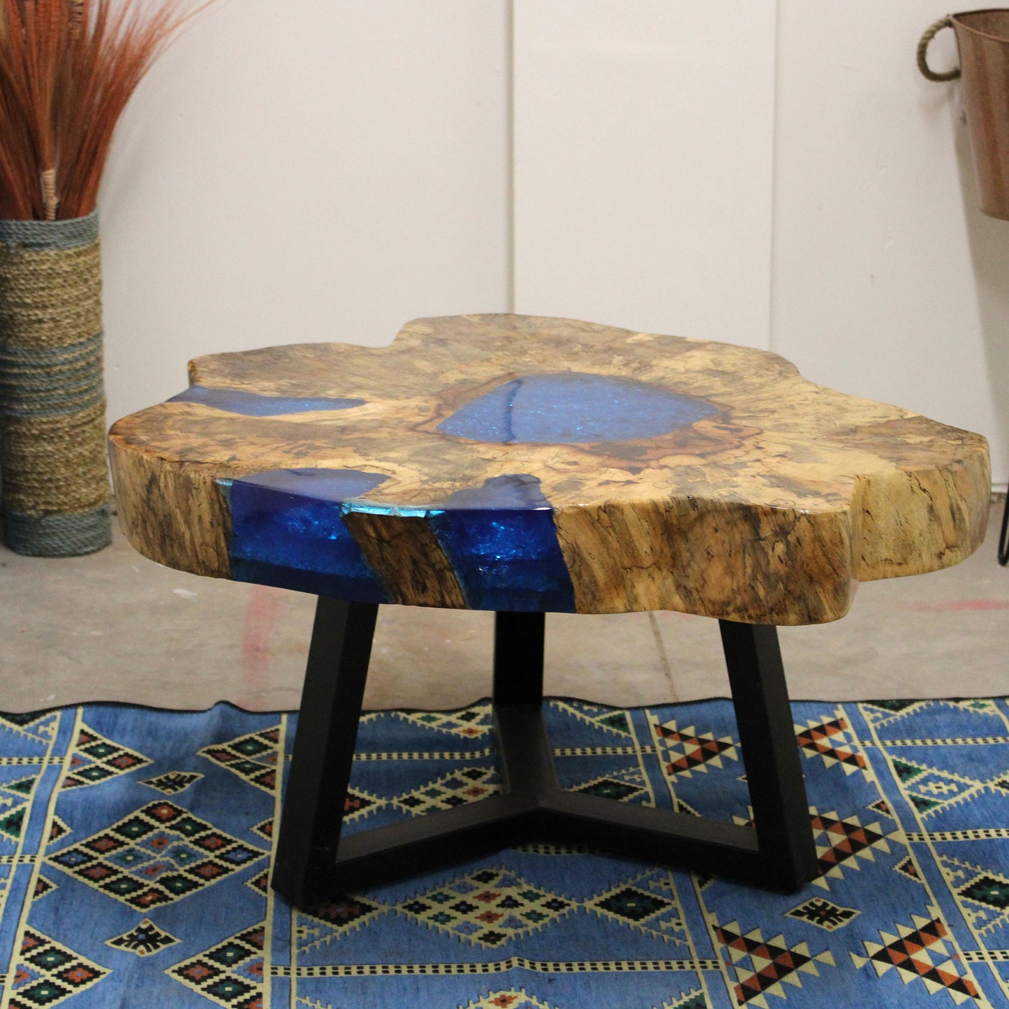 Table basse en tamarin et résine - Bleu ciel
