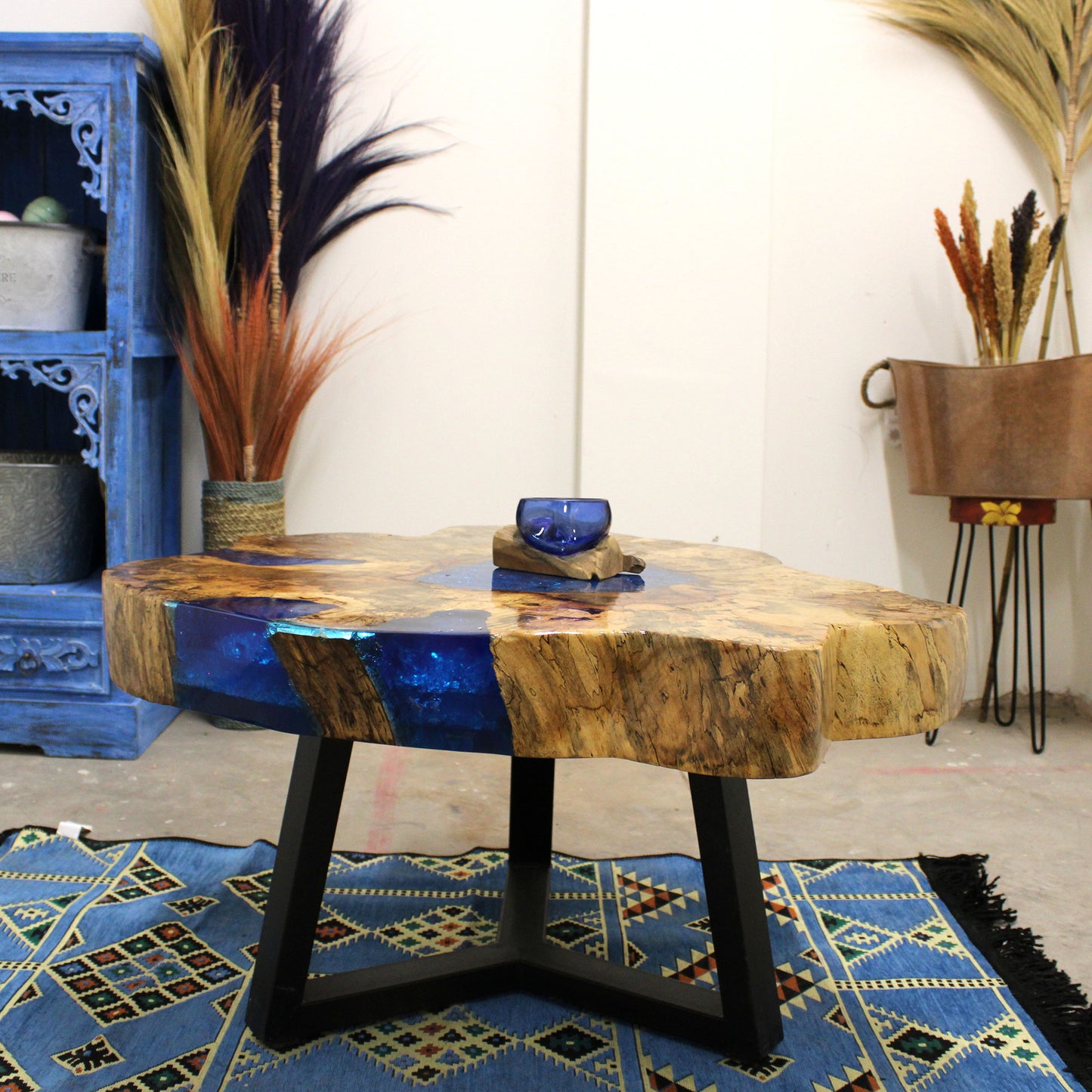 Table basse en tamarin et résine - Bleu ciel