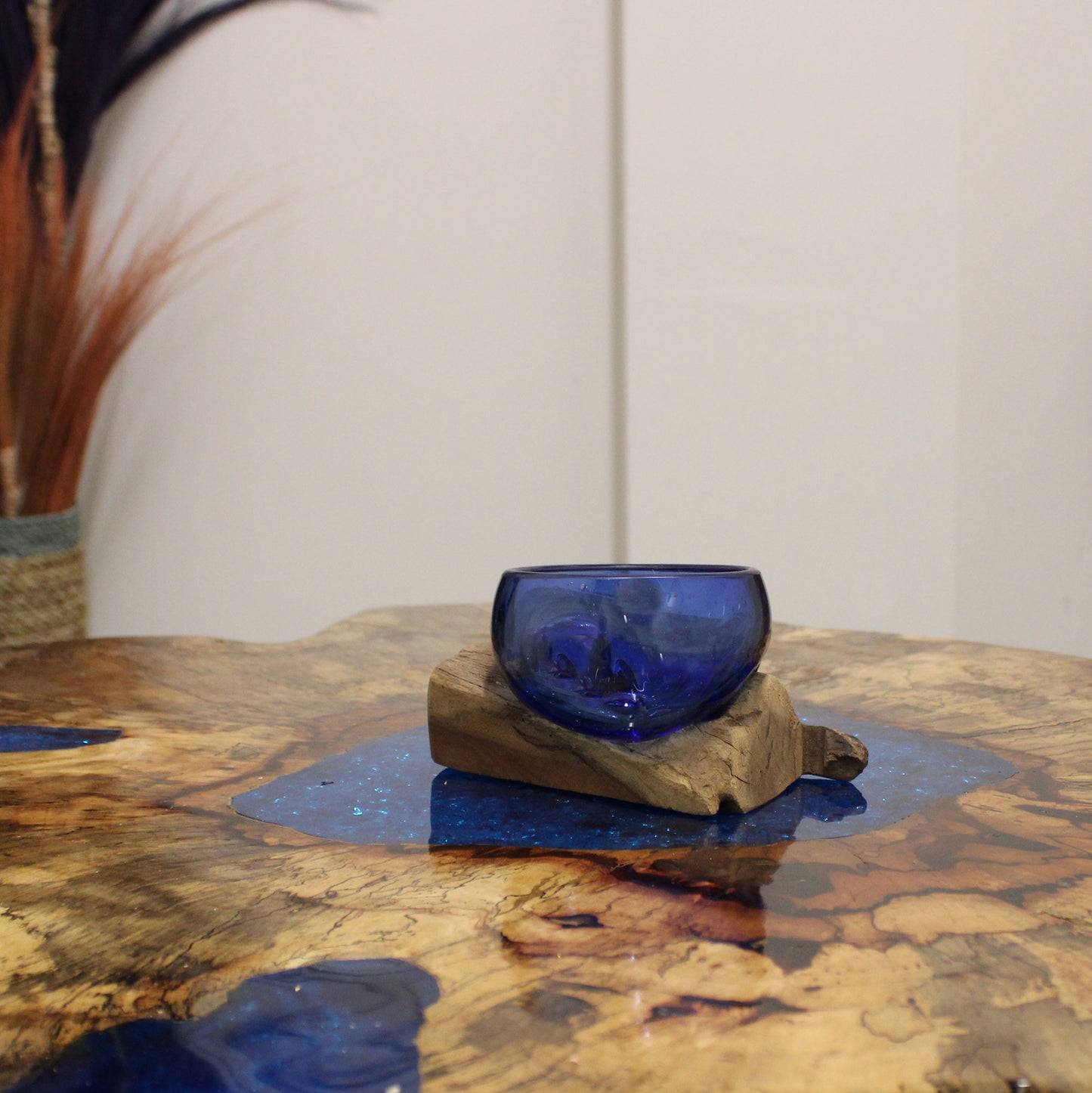 Table basse en tamarin et résine - Bleu ciel