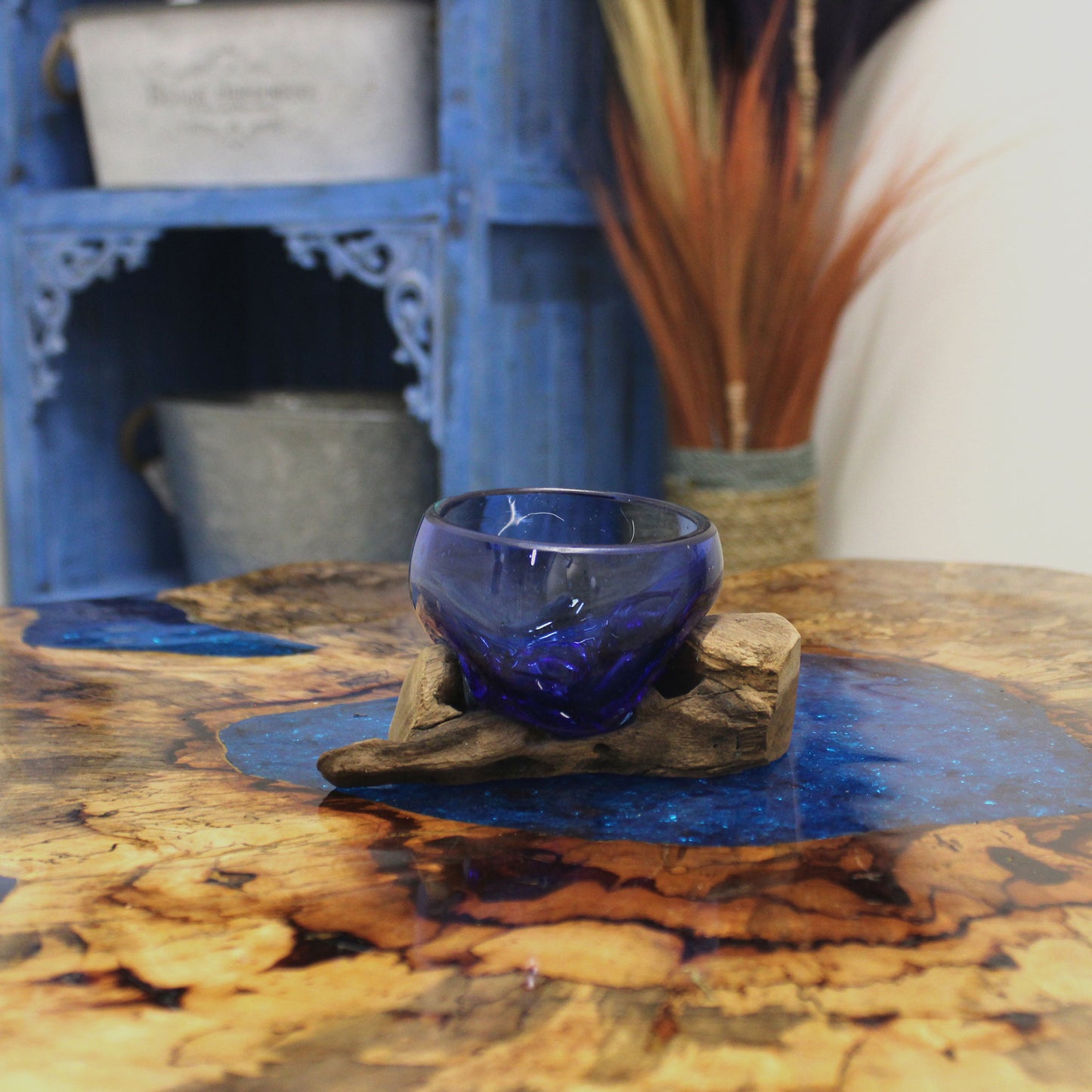 Table basse en tamarin et résine - Bleu ciel