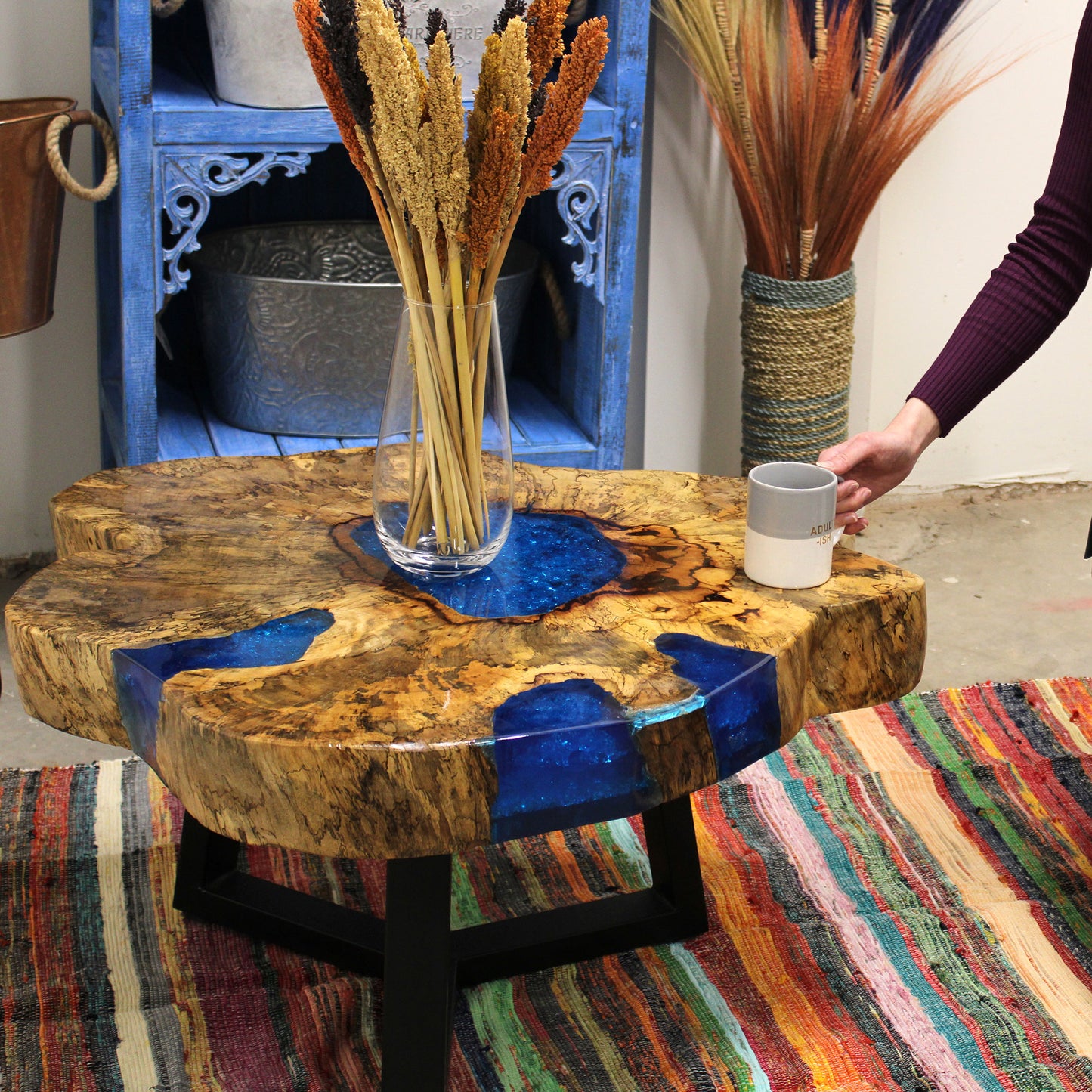 Table basse en tamarin et résine - Bleu ciel
