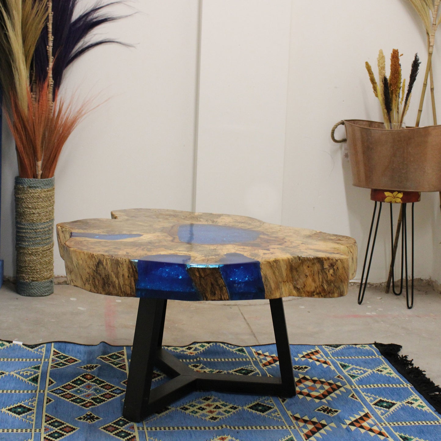 Table basse en tamarin et résine - Bleu ciel