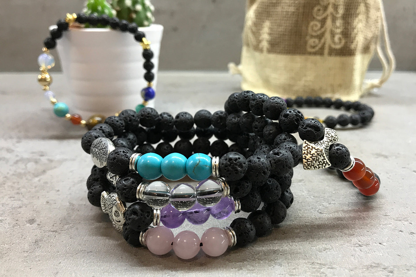 Bracelet en pierre de lave - Hache - Cornaline