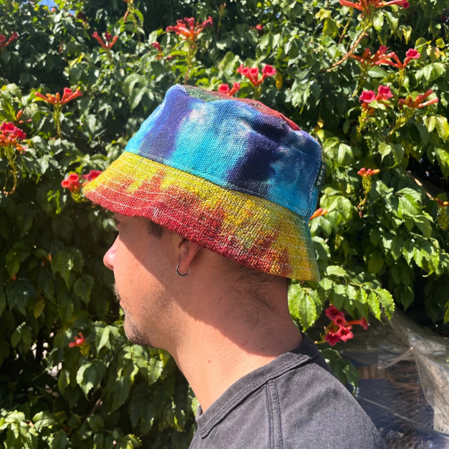 Chapeau de festival bohème tie-dye en chanvre et coton avec patchs
