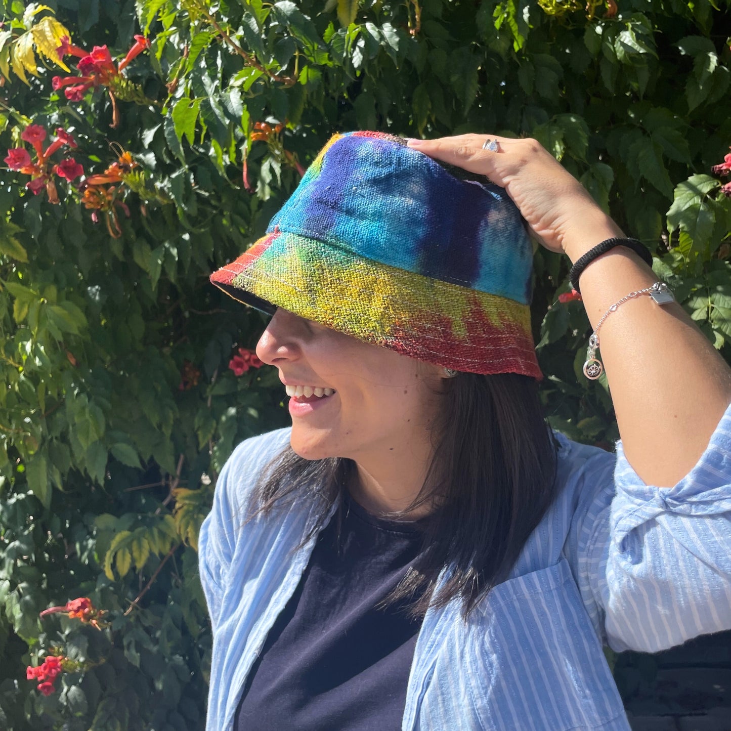 Chapeau de festival bohème tie-dye en chanvre et coton avec patchs