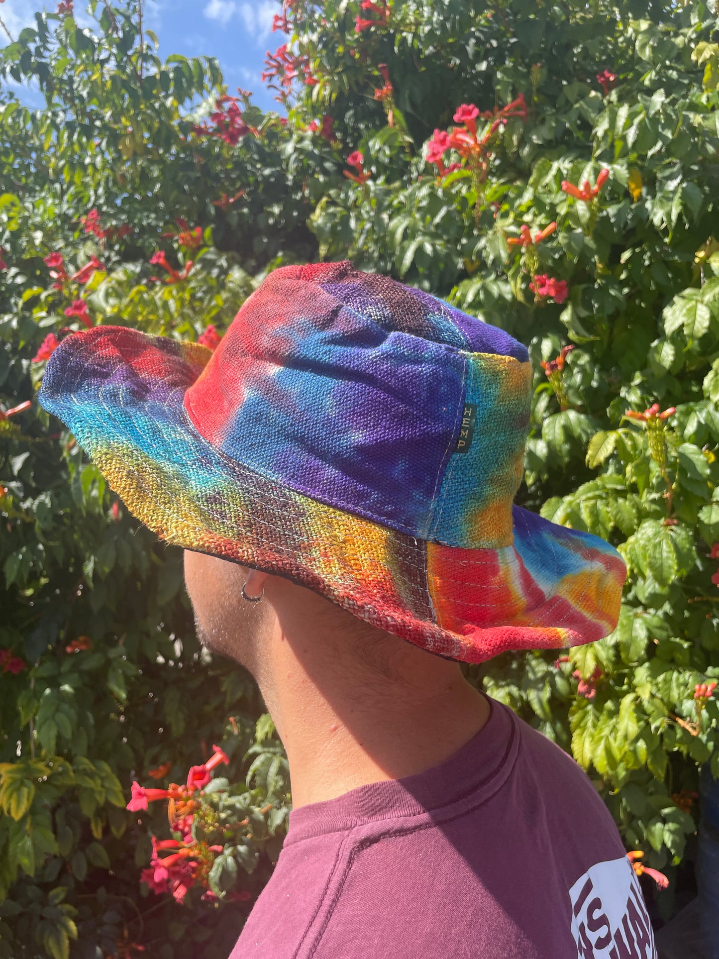 Chapeau de festival bohème tie-dye en chanvre et coton avec patchs et anneaux
