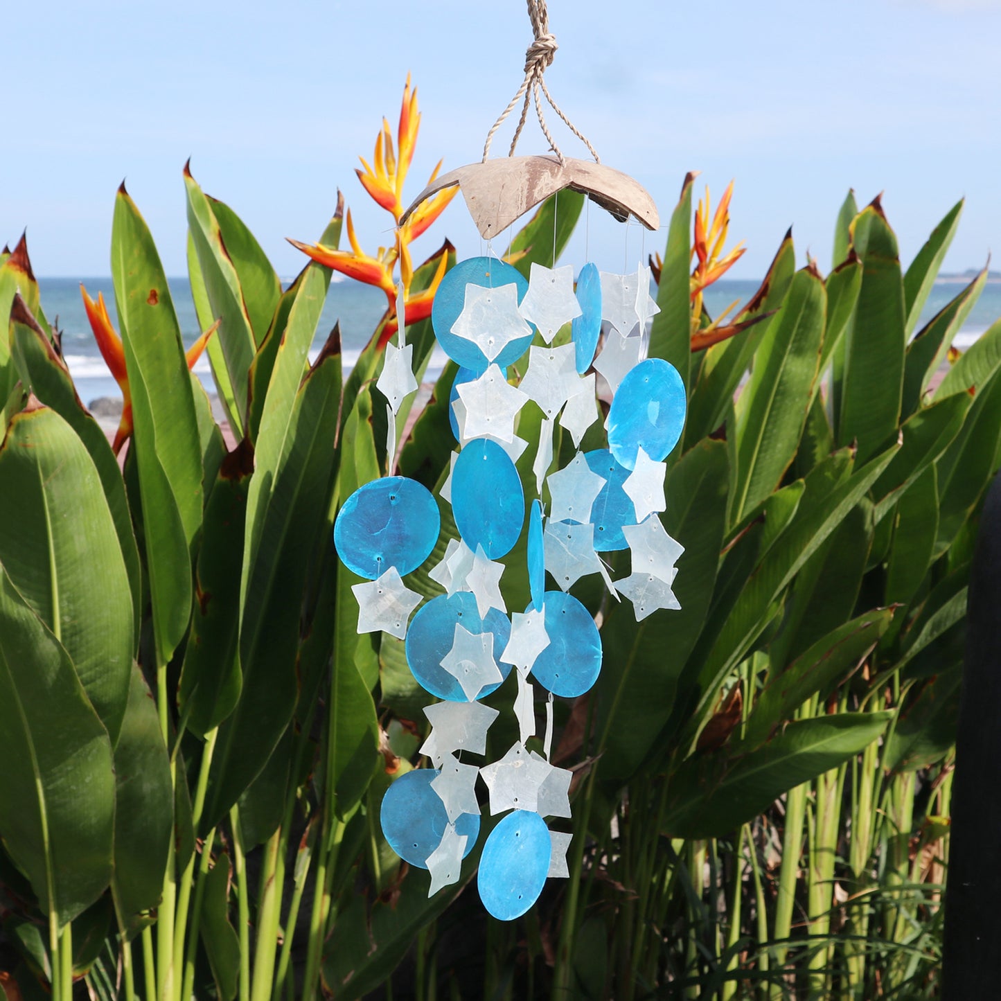 Carillons éoliens en noix de coco et capiz - Étoiles bleues et blanches - 30 cm