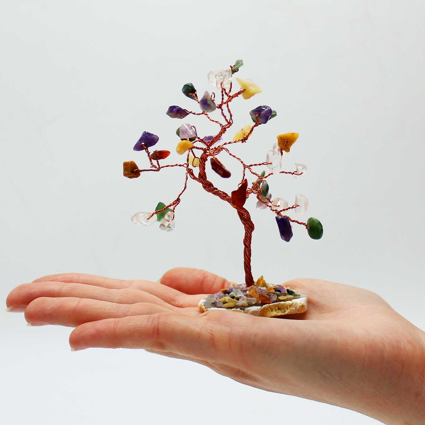 Arbre à pierres précieuses : Plusieurs pierres sur une base d'agate naturelle (35 pierres)