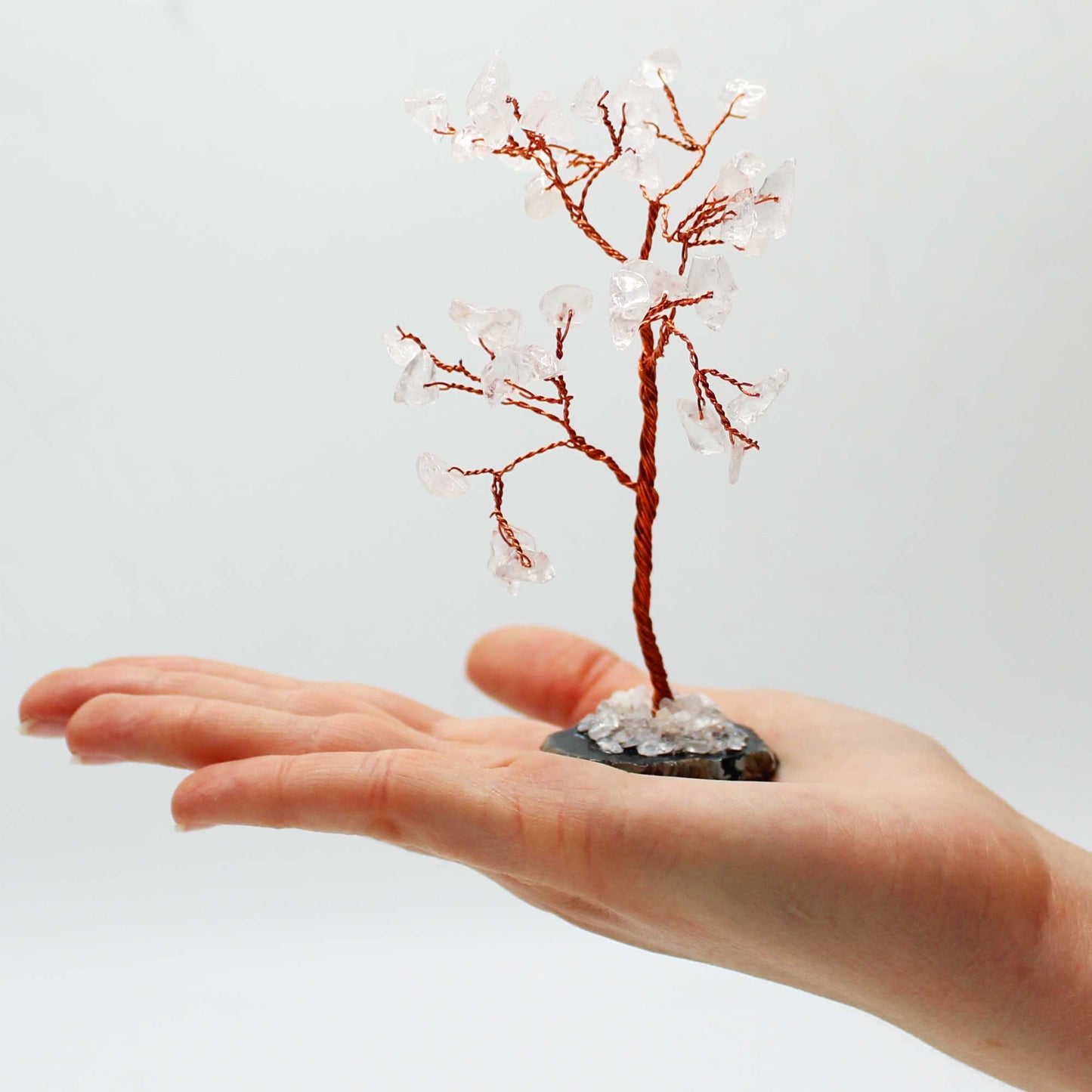 Arbre à pierres précieuses : Quartz de roche sur base d'agate noire (35 pierres)