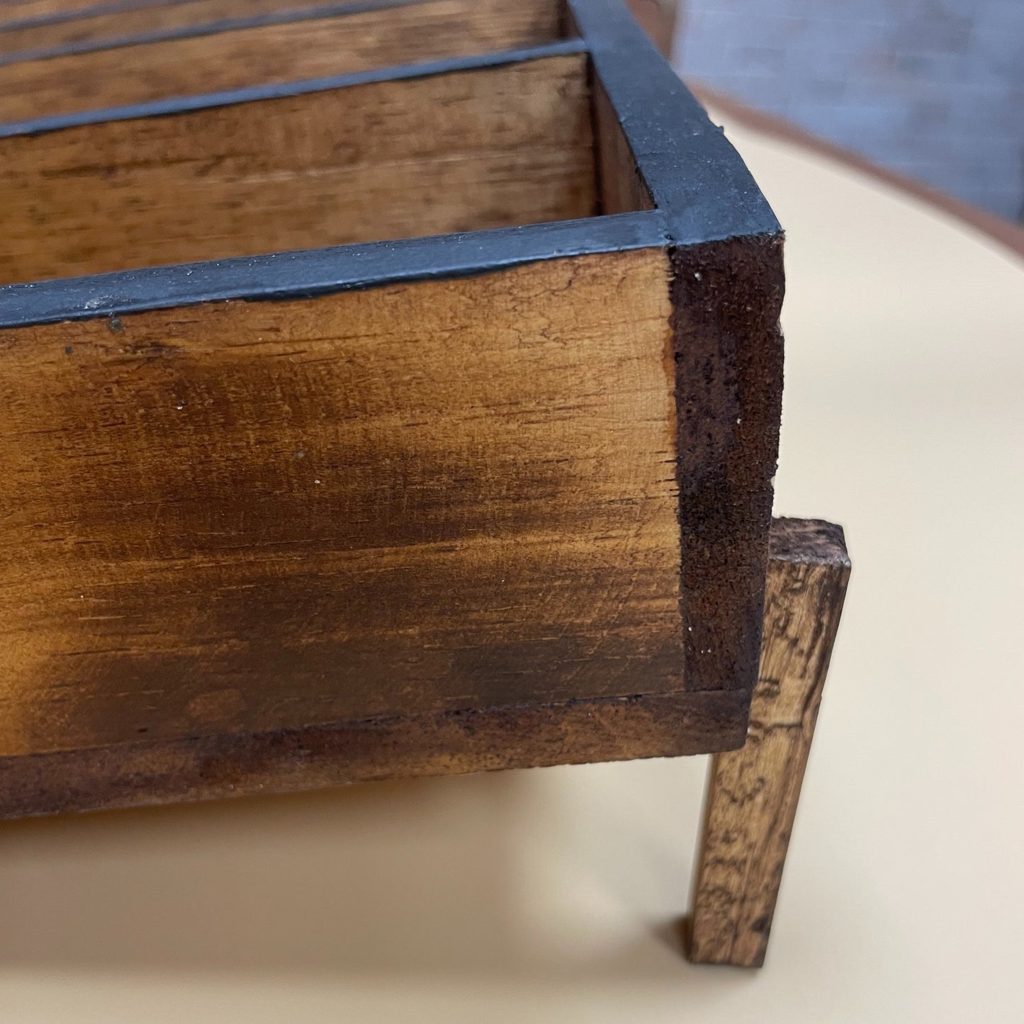 Table debout Pay Point avec tableau noir