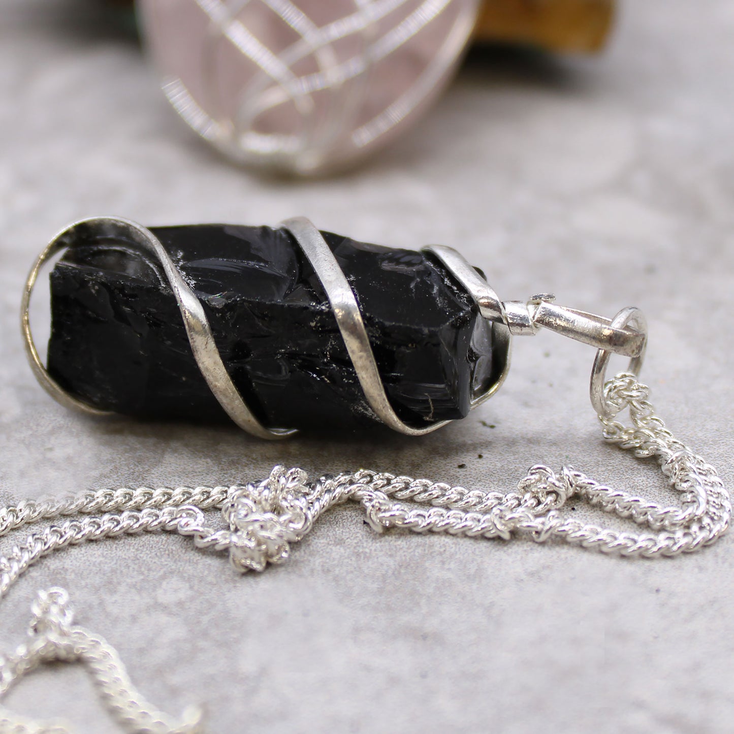 Collier en pierres précieuses enveloppées en cascade - Onyx noir brut